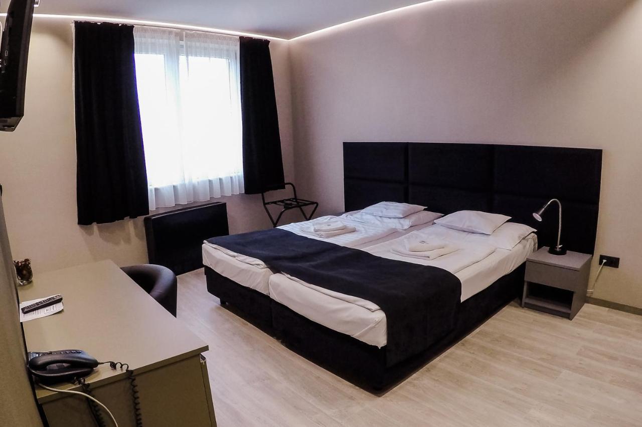 Sohaz Panzio Es Apartmanhaz Szolnok Exterior photo