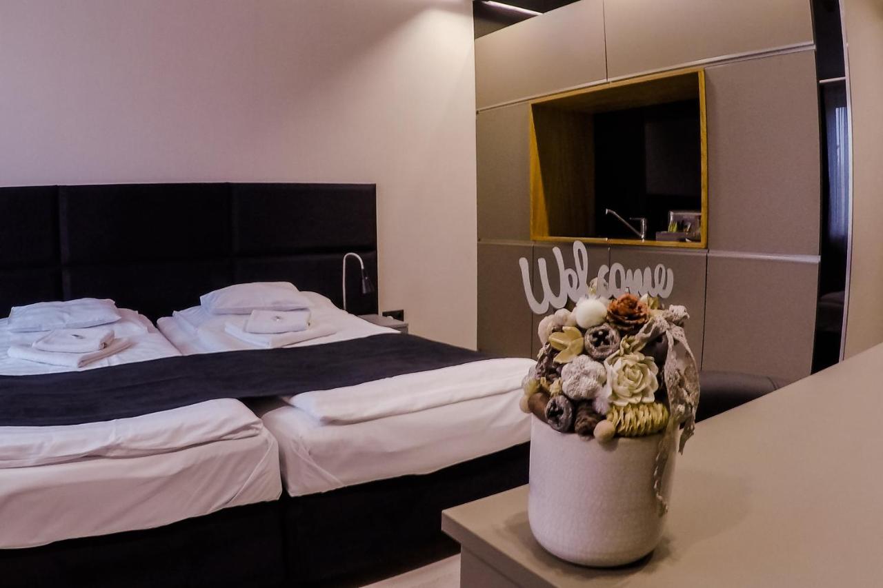 Sohaz Panzio Es Apartmanhaz Szolnok Exterior photo