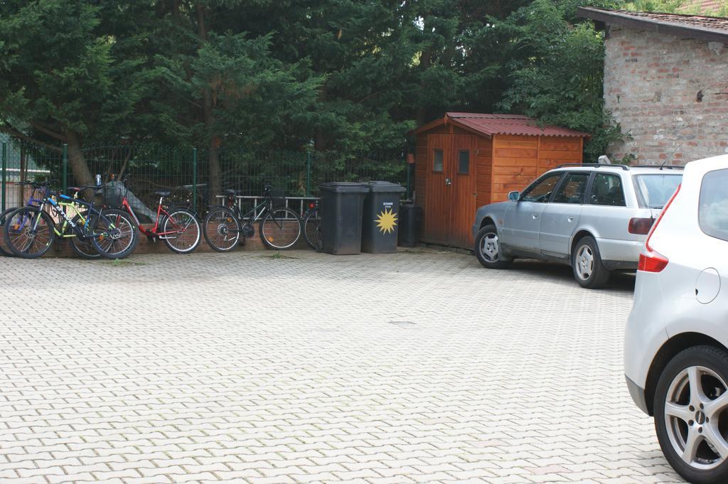 Sohaz Panzio Es Apartmanhaz Szolnok Exterior photo