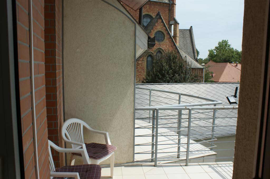 Sohaz Panzio Es Apartmanhaz Szolnok Exterior photo