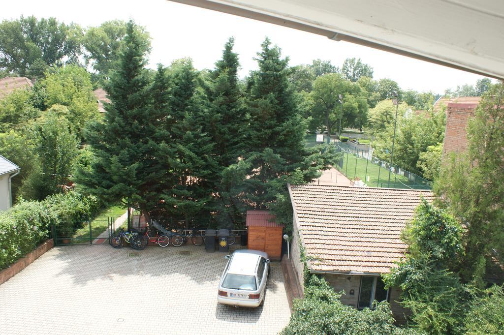 Sohaz Panzio Es Apartmanhaz Szolnok Exterior photo